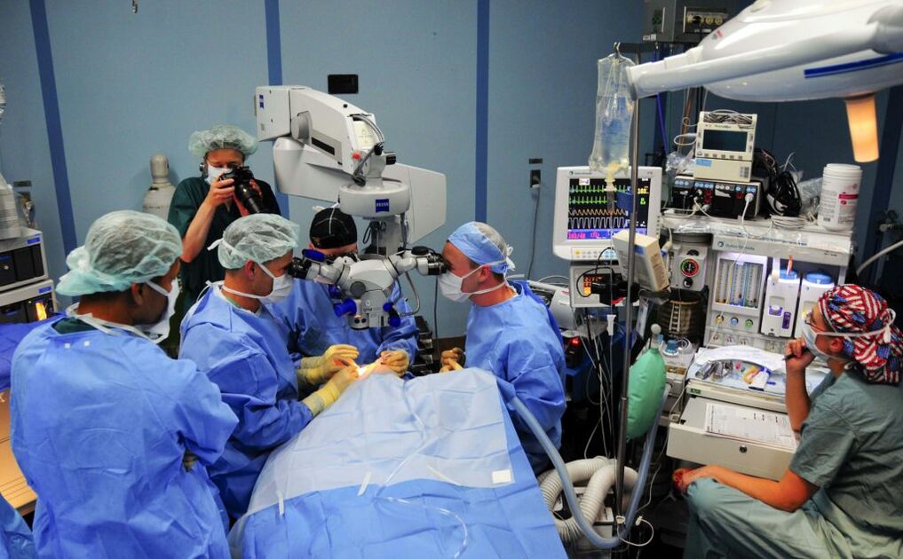 Surgeons to restore vision